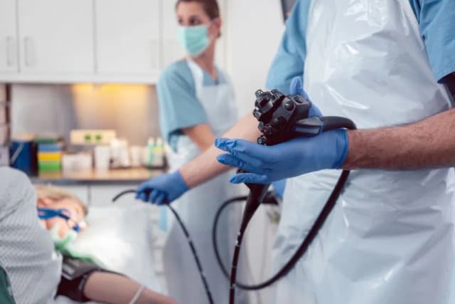 Jak wygląda badanie u gastroenterologa? Co musisz wiedzieć przed wizytą