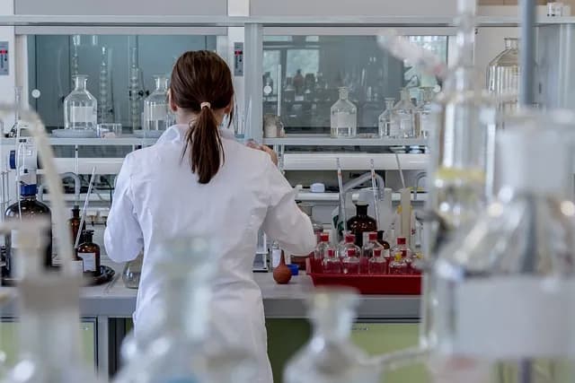 Jak wygląda praca w laboratorium medycznym - obowiązki i wyzwania