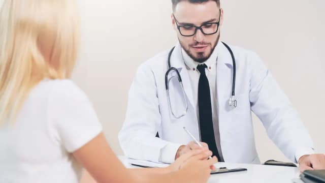Czy lekarz może wystawić zwolnienie wstecz? Sprawdź ważne zasady