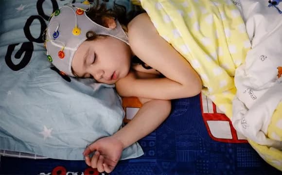 Jak wygląda badanie EEG u dzieci? Co musisz wiedzieć przed wizytą Jak wygląda badanie EEG u dzieci? Co musisz wiedzieć przed wizytą