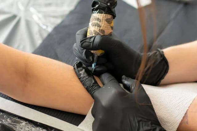 Czy lekarz może mieć tatuaż? Poznaj zasady i kontrowersje w medycynie Czy lekarz może mieć tatuaż? Poznaj zasady i kontrowersje w medycynie